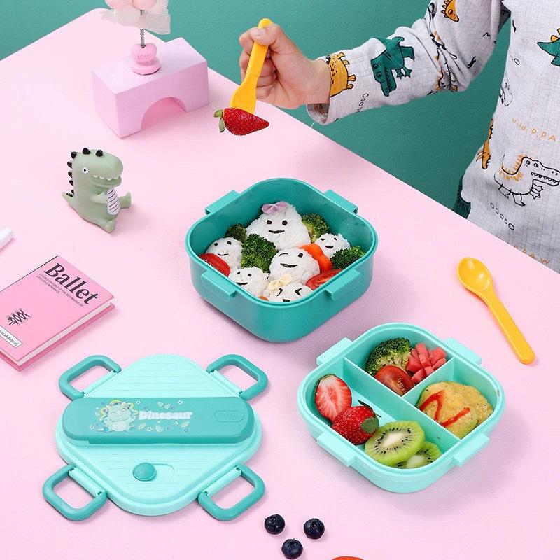 Kids.Outdoor Utensils - กล่องอาหารกลางวันเด็กน่ารักลายการ์ตูน 3 ช่อง ฝาปิดกันรั่ว พร้อมชุดอุปกรณ์ ปลอดภัยสำหรับอาหาร